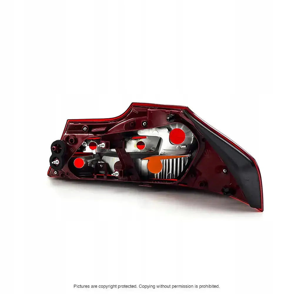 Baklamper Opel Insignia P21W bakside med synlige festepunkter og lyspæreholdere, sett fra skrå vinkel.