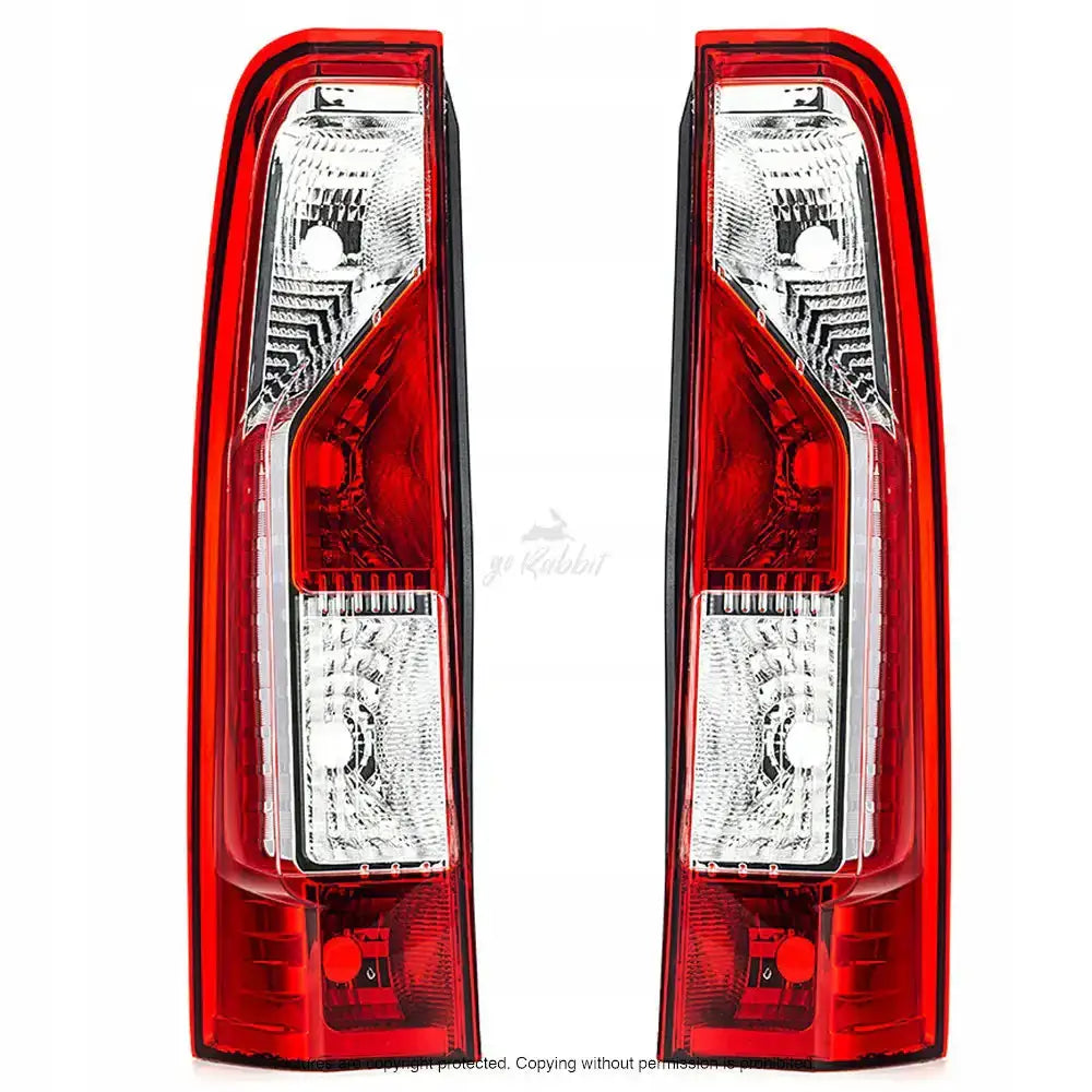 Baklykter Opel Movano 10- med røde og hvite felt, sett forfra mot hvit bakgrunn.