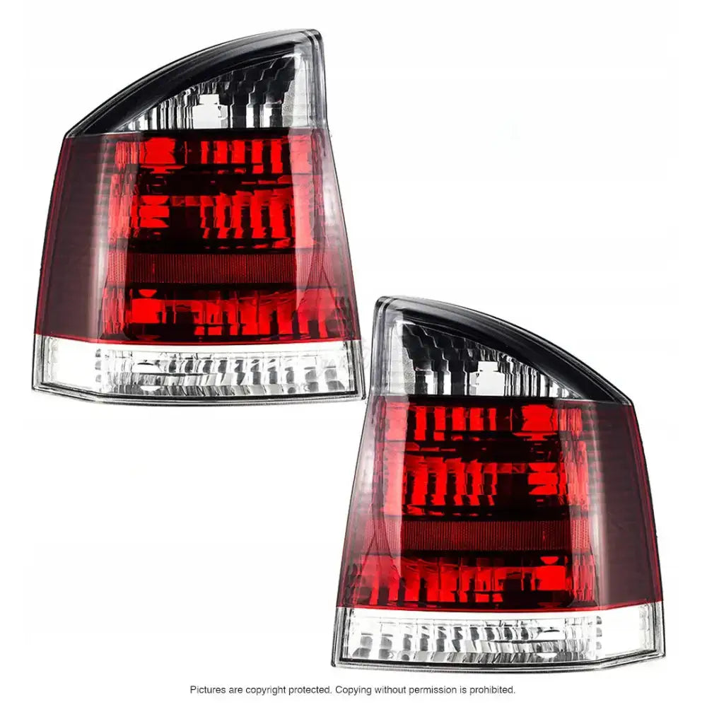 Baklykter Opel Vectra C 02-05 med klare linser, røde og hvite felt, vist fra skrå vinkel.