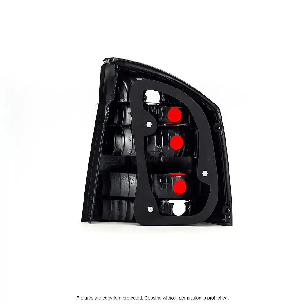 Baklykter Opel Vectra C 02-05 sett bakfra med røde detaljer og festepunkter mot hvit bakgrunn.