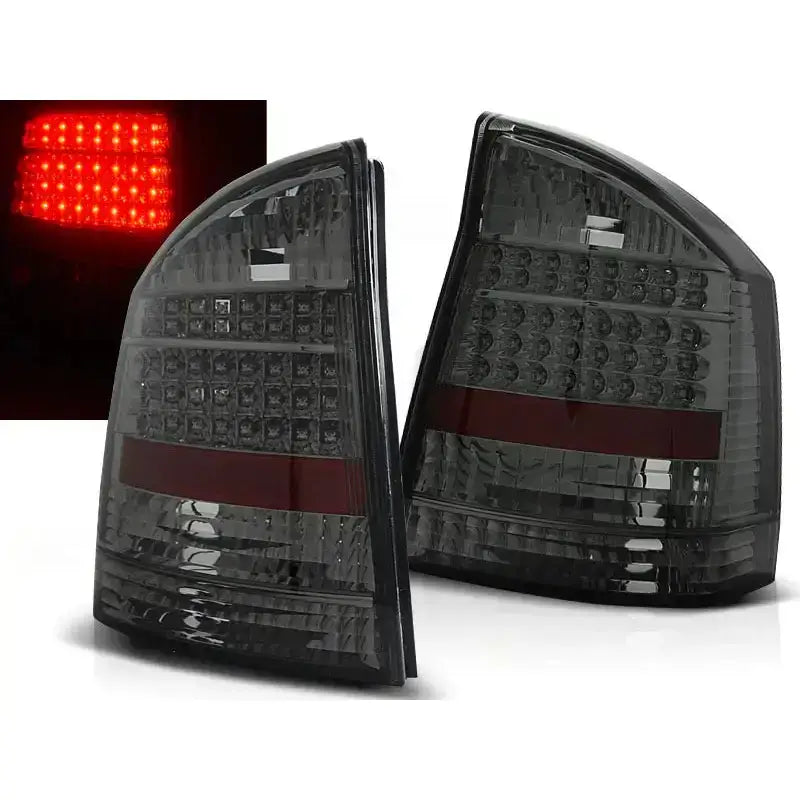 Baklykter Opel Vectra C Sedan HB sotede LED-modeller med rød stripe og linjemønster, lysene tent.