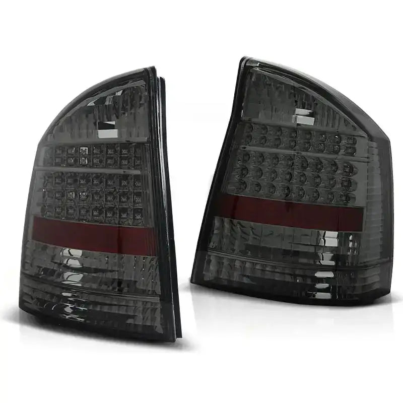 Baklykt Opel Vectra C med sotet glass, klare LED-elementer og rød stripe, sett fra skrå vinkel.