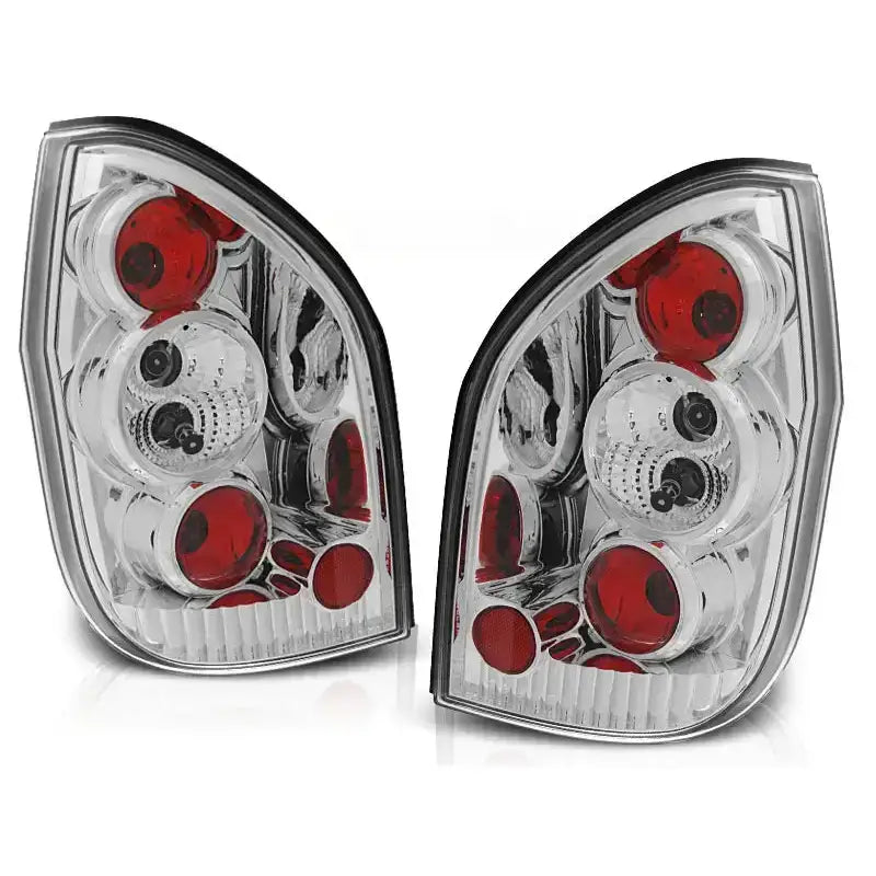 Baklykter Opel Zafira 04.99-06.05 Chrome med klar linse og røde detaljer, sett forfra mot hverandre.