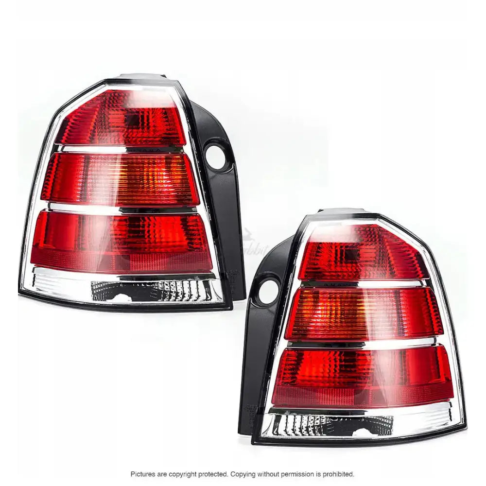 Baklykter Opel Zafira B 05-08 med rød og klar plast, kromdetaljer og svarte kanter, skrå forside.