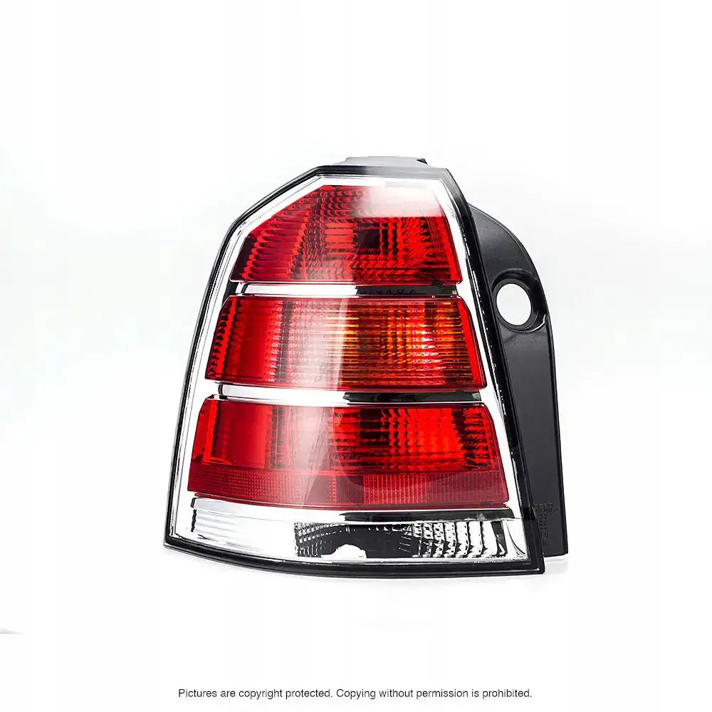 Baklykt Opel Zafira B 05-08 med klare, røde og oransje felt, sett forfra med svart ramme.