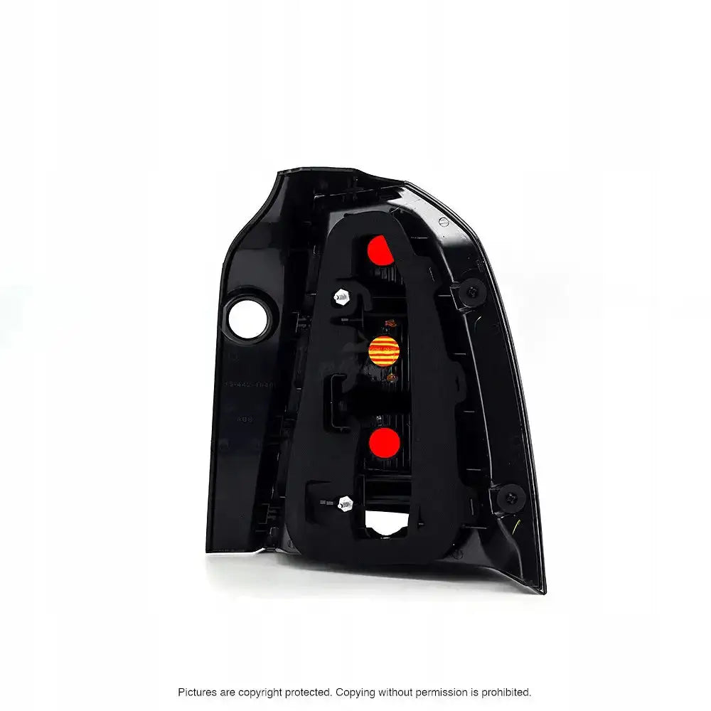 Baklamper Opel Zafira B 05-08 sett fra innsiden, viser skruefester og røde markeringer mot hvit bakgrunn.