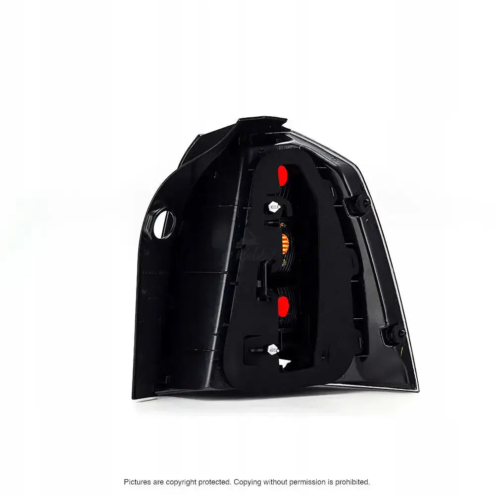 Baklykter Opel Zafira B 05-08 vist fra baksiden med synlige festeskruer og røde detaljer.