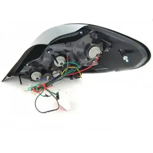 Baklamper Peugeot 207 LED Chrome bakside med synlige ledninger, festeskruer og tilkoblingspunkter.