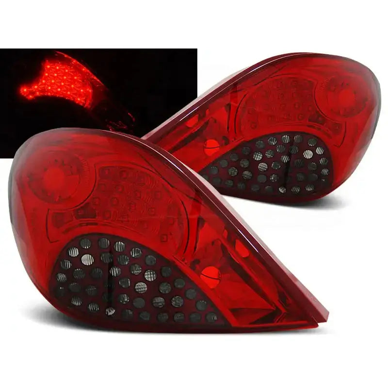 Baklykter Peugeot 207 Red Smoke LED, to røde lykter med runde LED-elementer, skrå vinkel.
