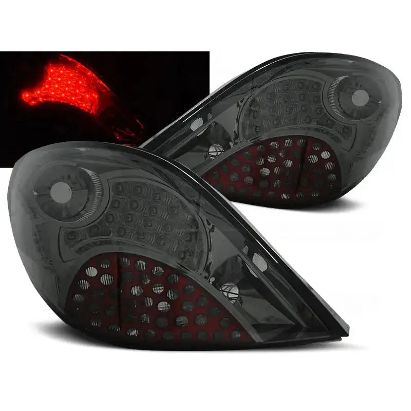 Baklykter Peugeot 207 Smoke LED, to mørke lykter med LED-elementer sett fra skrå vinkel.