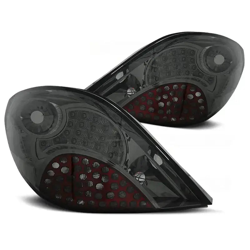 Baklykt Peugeot 207 LED smoke med runde røde og klare felt, vist fra skrå vinkel.