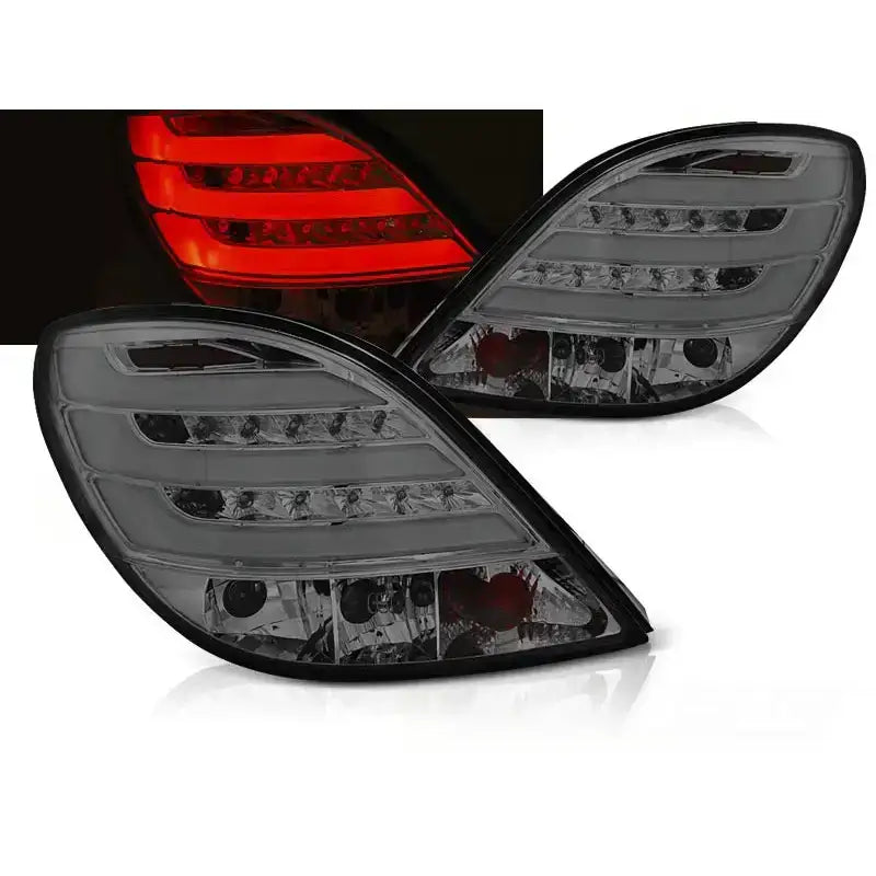 Baklykter Peugeot 207 3D/5D Smoke LED Bar sett fra skrå vinkel med sotet glass og rødt lys tent.