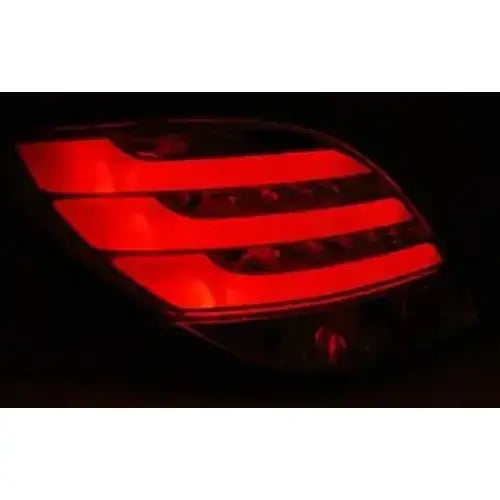 Baklykt Peugeot 207 LED Bar med tre røde horisontale striper sett fra skrå bakside i mørket.