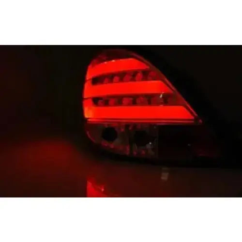 Baklys Peugeot 207 LED Bar med røde horisontale striper, fotografert i mørket fra bakvinkel.
