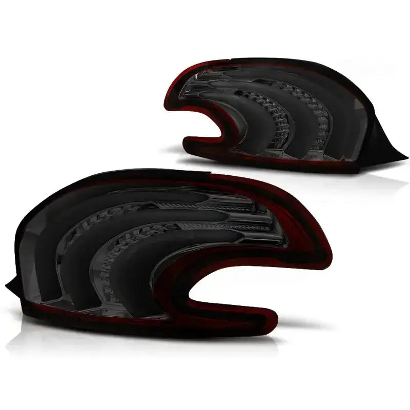 Baklykt Peugeot 208 Red Smoke LED Bar vist fra skrått sideperspektiv på hvit bakgrunn.