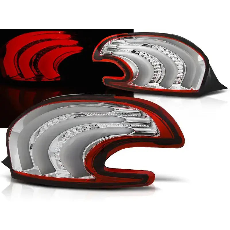 Baklykter Peugeot 208 Red White LED Bar med klart glass og røde detaljer, sett fra skrå vinkel.