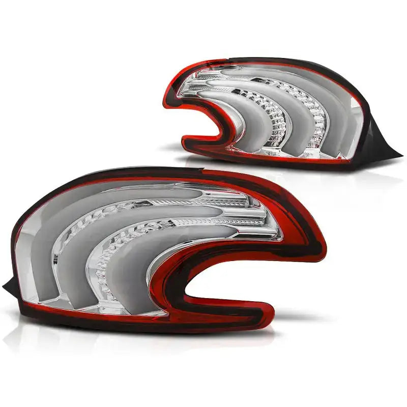 Baklykt Peugeot 208 Red White Led Bar vist fra skrå vinkel med røde kanter og sølvfargede lysfelt.