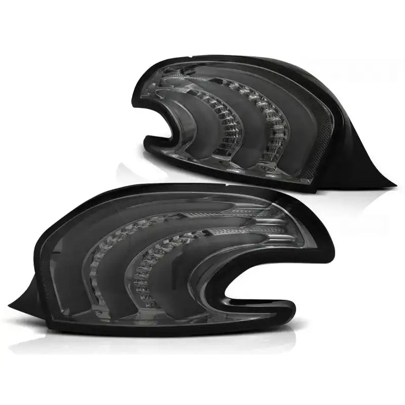 Baklykt Peugeot 208 Smoke LED Bar sett med sotet plast og buet LED, vist fra skrå vinkel.