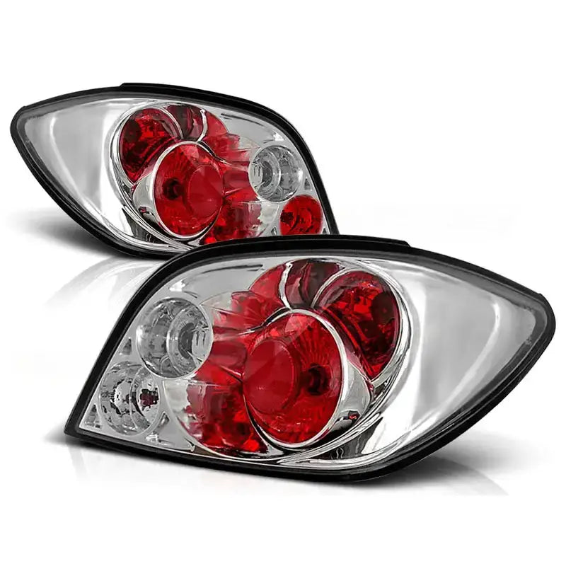 Baklykter Peugeot 307 04.01-07 Chrome med klar plast, røde og hvite felt, sett fra skrå vinkel.