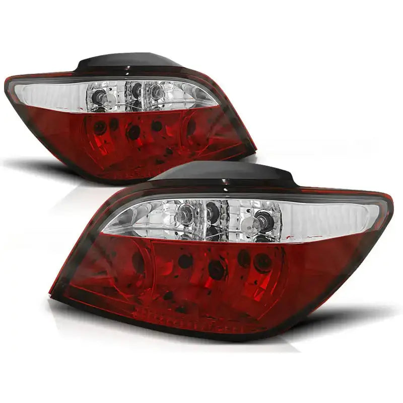 Baklykter Peugeot 307 04.01-07 i rød og hvit plast, sett fra skrå vinkel med synlige reflektorer.