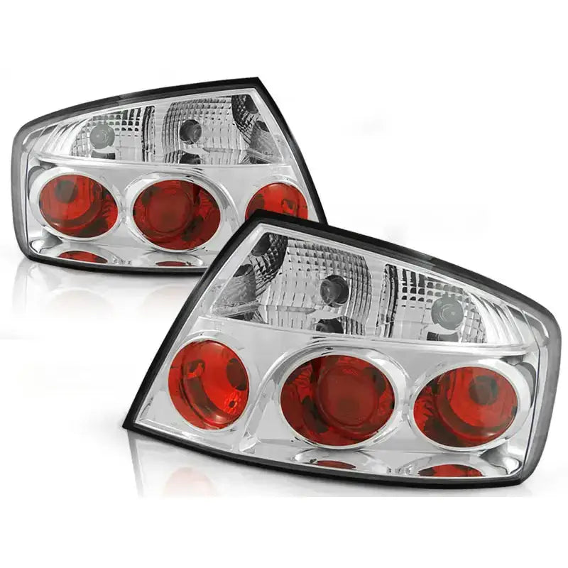 Baklykter Peugeot 407 05.04- sedan i chrome med røde innsatser, sett fra skrå vinkel mot fronten.