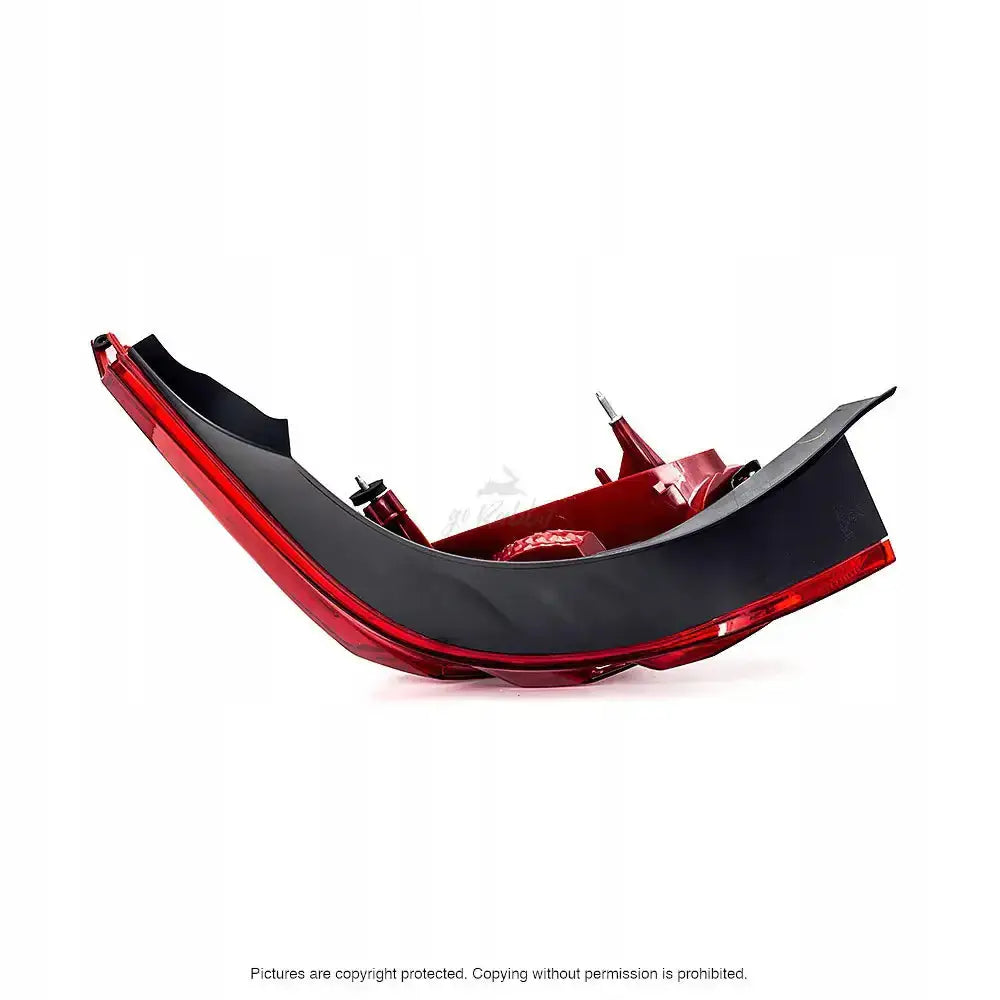 Baklykt Peugeot 508 10-14 LED sett fra siden med røde og svarte detaljer mot hvit bakgrunn.