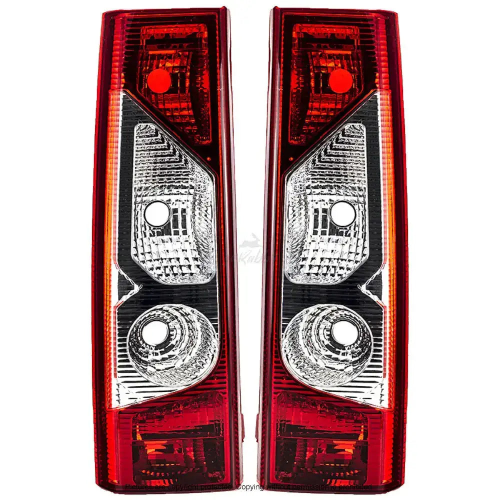 Baklykter Peugeot Expert 06-15, rektangulære med rød og klar plast, sett forfra.