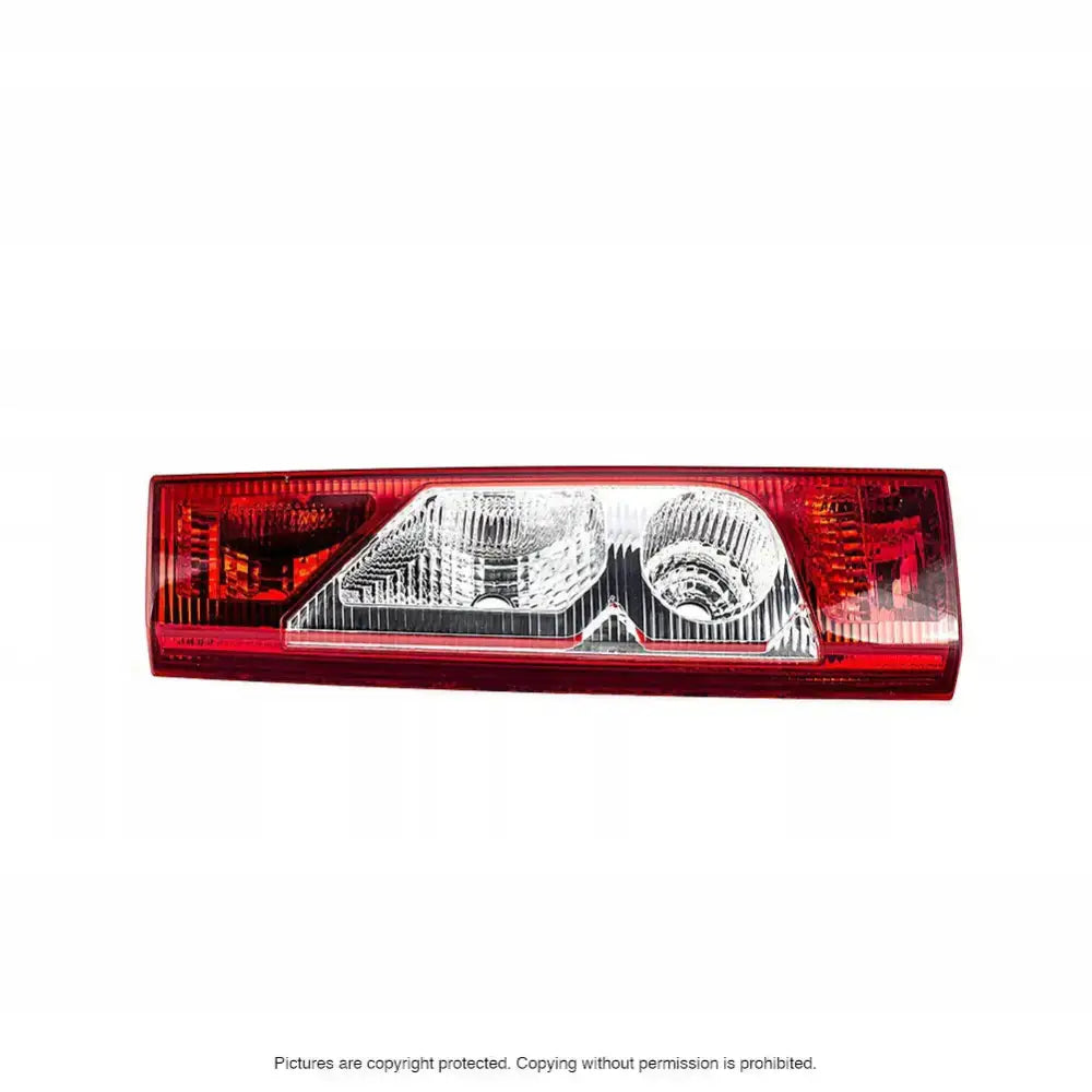 Baklys Peugeot Expert 06-15 i rektangulær form med rød og klar plast, sett forfra.