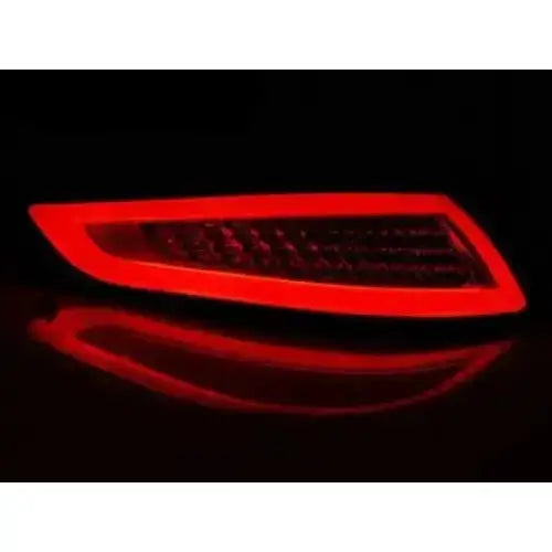 Baklykt Porsche 911 997 LED, avlang trekantet form med rød glød, sett fra skrå vinkel.
