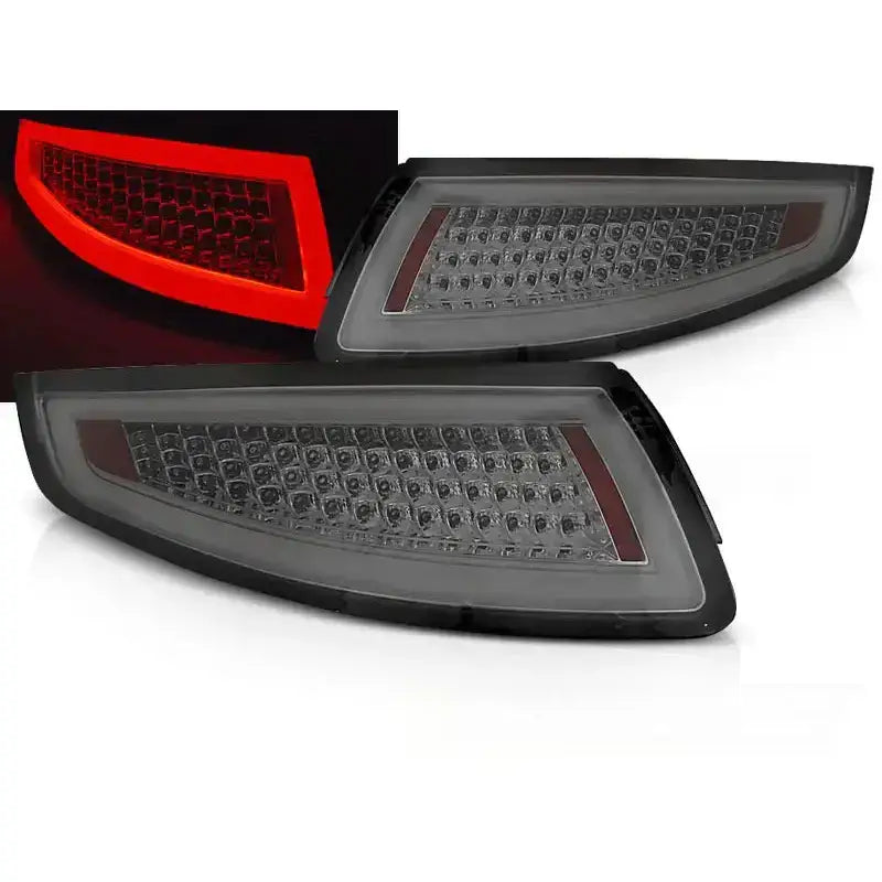 Baklykter Porsche 911 997 LED rektangulære i sort og klar plast, vist fra skrå vinkel med rød belysning.
