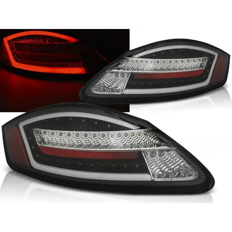 Baklykter Porsche Boxster 987 05-08 Black SEQ LED med svart og klar plast, vist både tent og avslått.