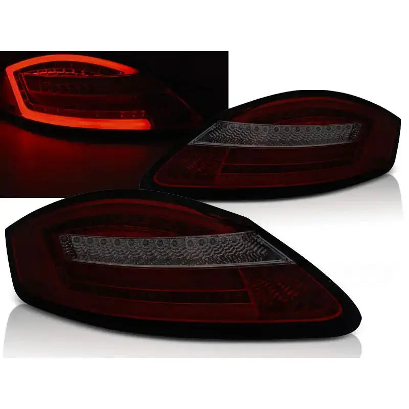 Baklykter Porsche Boxster 987 Red Smoke SEQ LED, to buede lykter i rød sotet plast fra skrå vinkel.