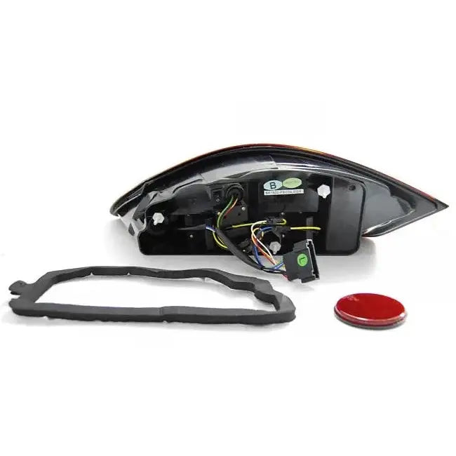 Baklykter Porsche Boxster 987 bakside med ledninger, kontakt, gummipakning og rødt deksel på hvit bakgrunn.