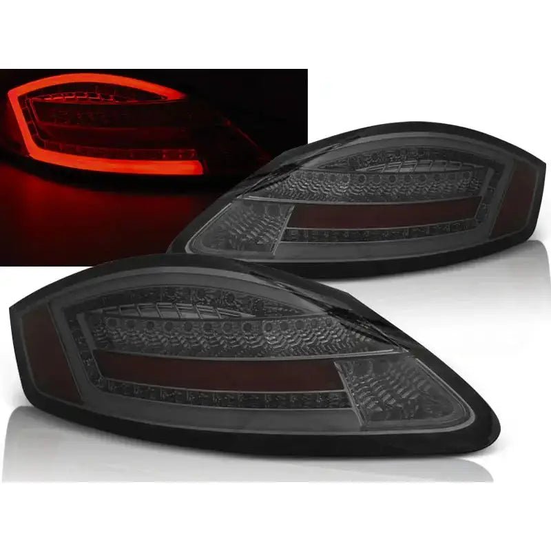 Baklykter Porsche Boxster 987 05-08 i sotet plast med rød LED-lys, sett fra skrå vinkel.