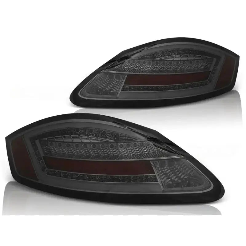 Baklykt Porsche Boxster 987 05-08 med sotet glass, LED-detaljer og røde linjer på hvit bakgrunn.