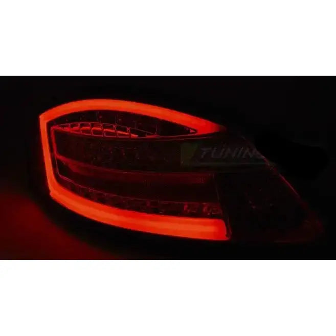 Baklys Porsche Boxster 987 05-08 med rødt LED-lys, svart plast, skrå vinkel og tydelig lyssignatur.