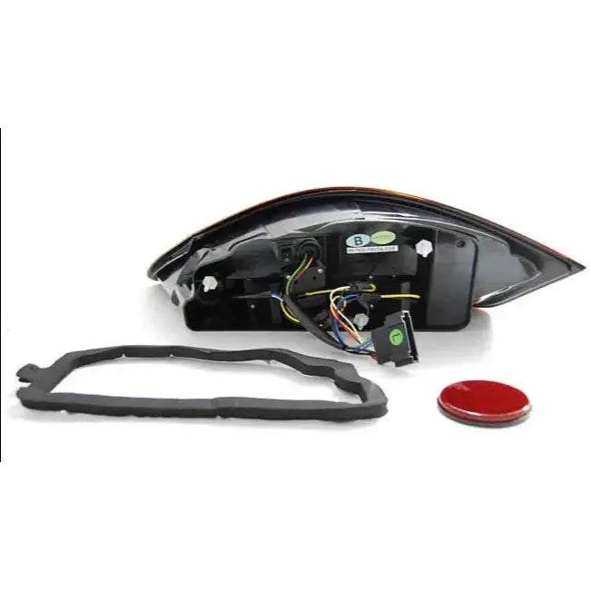 Baklykter Porsche Boxster 987 bakside med svart plast, synlige ledninger, gummipakning og rødt deksel.