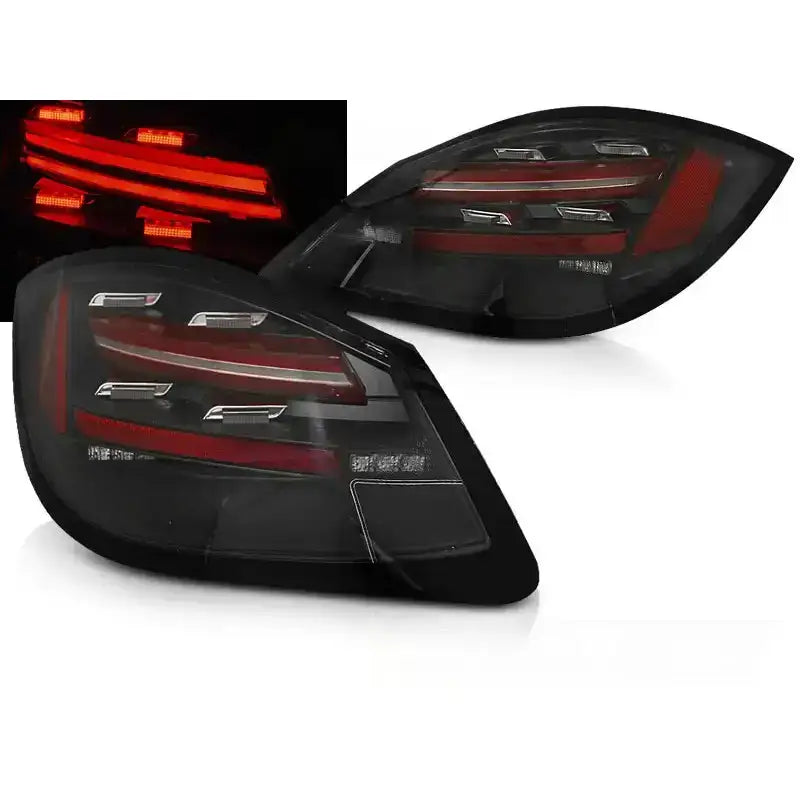 Baklykter Porsche Boxster/Cayman 987 LED Bar Black med røde og svarte detaljer sett fra skrå vinkel.