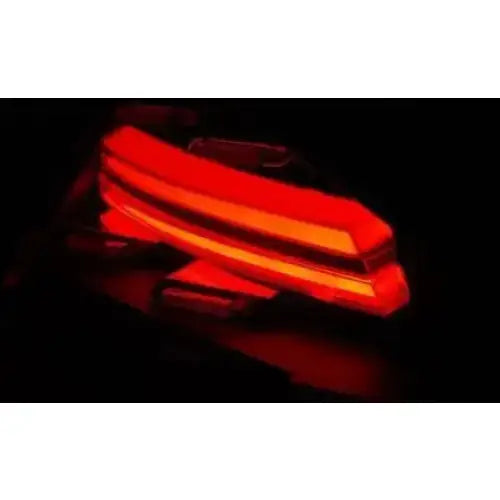 Baklys Porsche Boxster 987 LED Bar Black-Smoke med røde LED-striper opplyst i mørket.