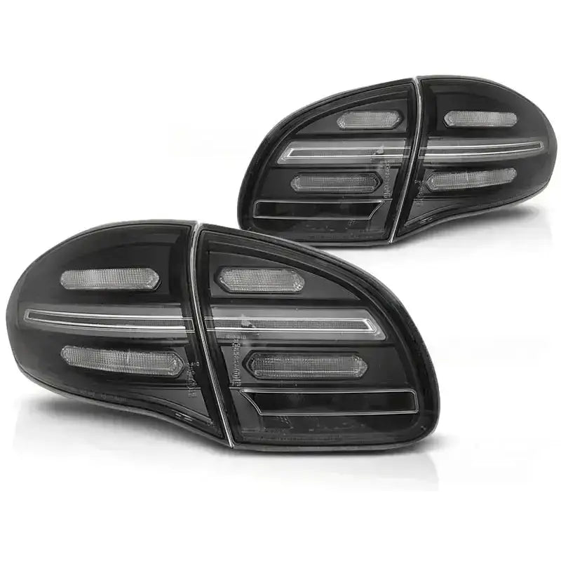 Baklykter Porsche CAYENNE 10-15 Black Led SEQ med røykfarget glass og LED-striper, skrå vinkel.