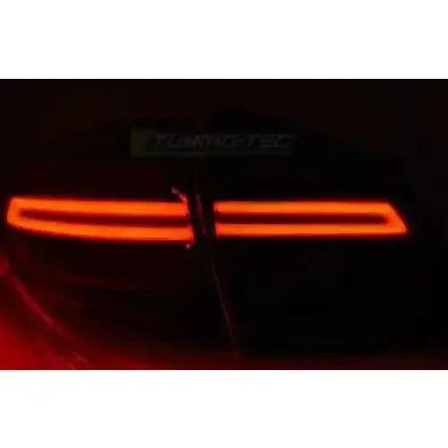 Baklykt Porsche CAYENNE 10-15 Black Led SEQ med to horisontale, røde LED-striper mot mørk bakgrunn.