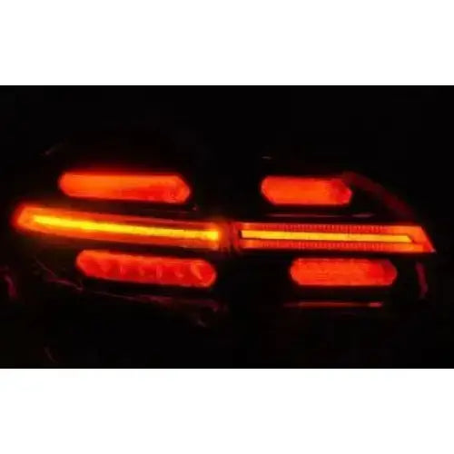 Baklykt Porsche CAYENNE 10-15 med røde LED-striper sett bakfra i mørket.