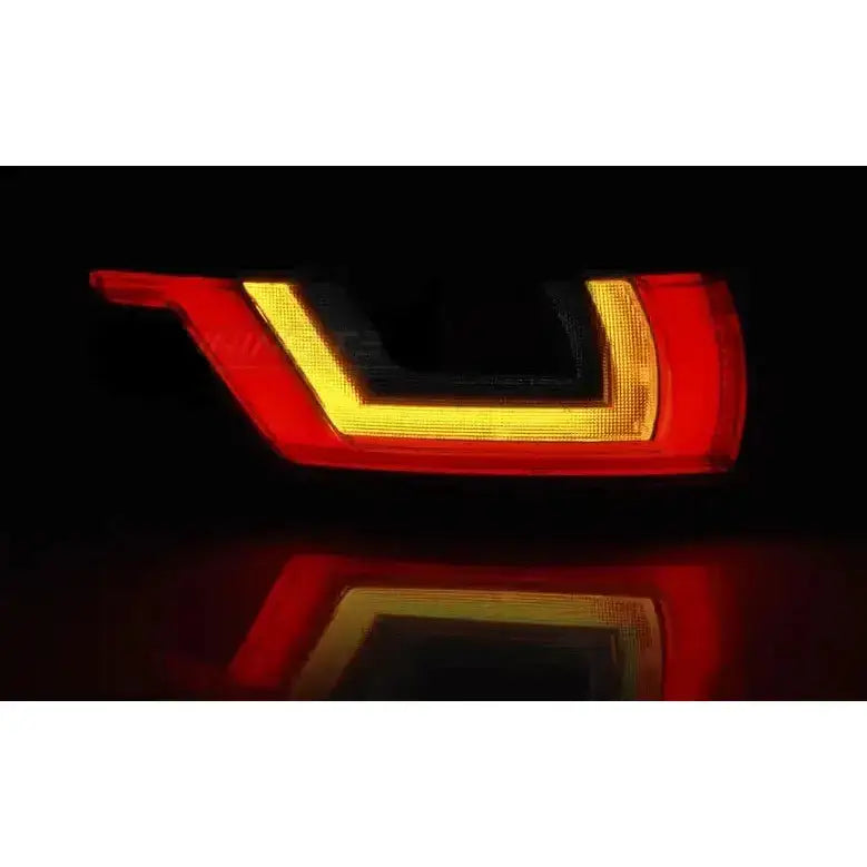 Baklykter Range Rover Evoque 11- Red Smoke Black LED sett fra skrå vinkel mot svart bakgrunn.