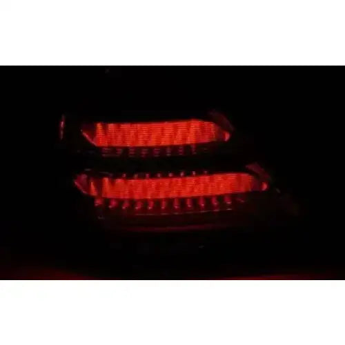 Baklykt Red Smoke LED Bar for Mercedes W203 Sedan, horisontalt segmentert lysmønster i mørket.