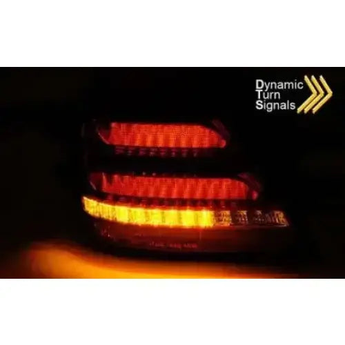 Baklys Red Smoke LED Bar for Mercedes W203 med dynamiske oransje blinklys, avbildet i mørket.