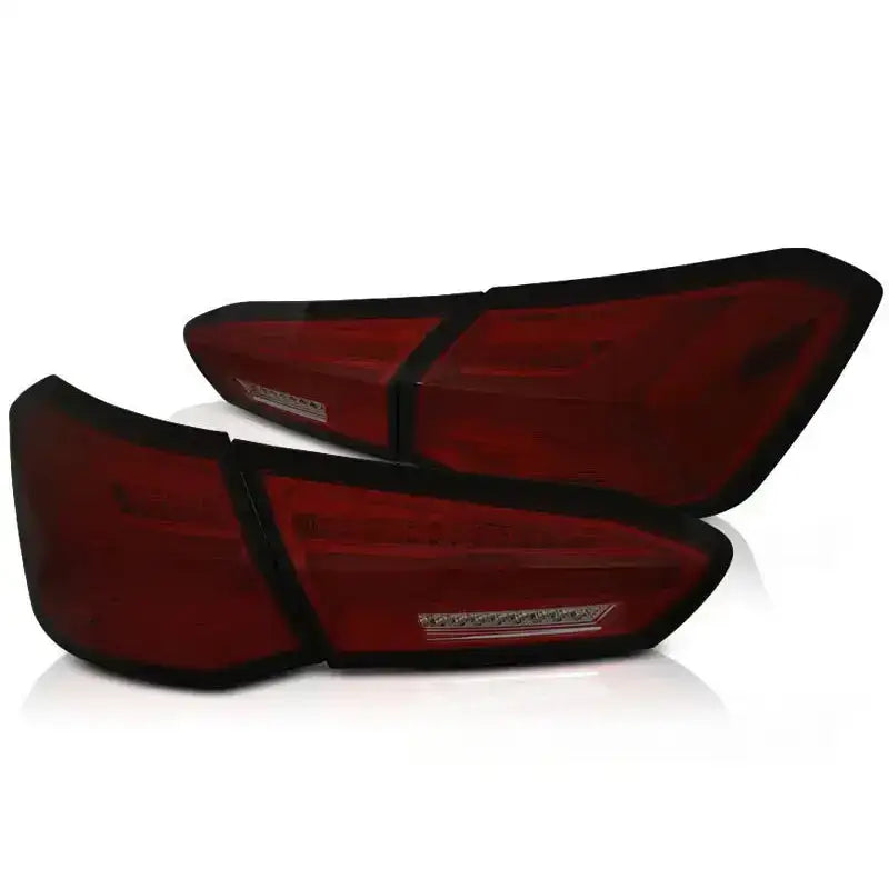 Baklykter Red Smoke SEQ til Ford Focus 4 hatchback med rødt og sort glass, sett fra vinkel.
