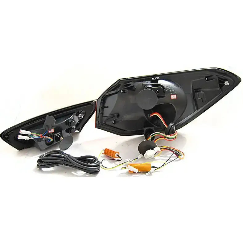 Baklykt Red Smoke SEQ for Ford Focus 4, bakside med ledninger, koblinger og oransje motstander.