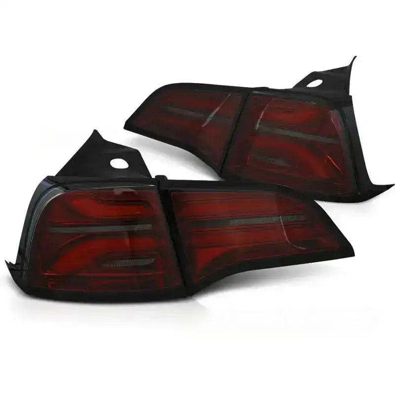 Baklykter Red Smoke til Tesla Model 3 17-20 med moderne design i rød og sort plast, sett skrått.