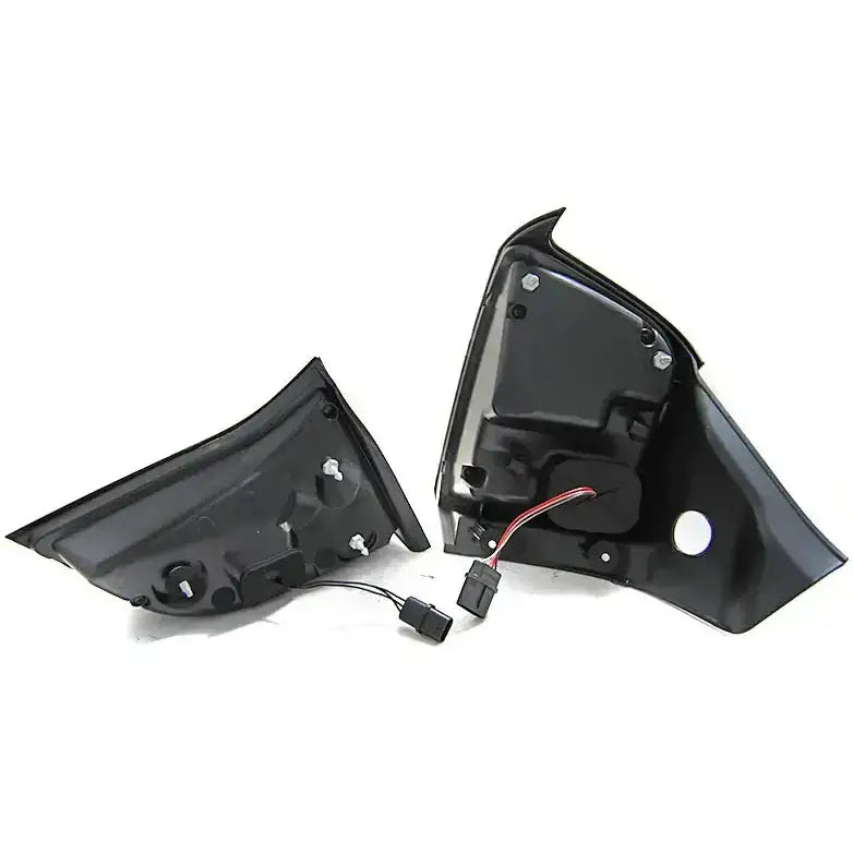 Baklys Tesla Model 3 Red Smoke sett bakfra med synlige skruer, ledninger og koblingskontakter.