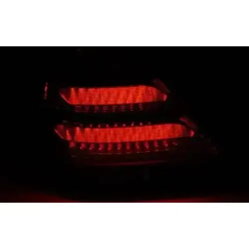 Baklykt Red White Led Bar til Mercedes W203 sedan, sett fra skrå vinkel med tydelig LED-lys.
